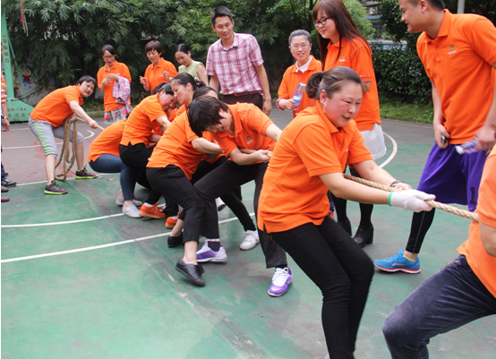 国投健宁举行 “迎五一”拔河比赛