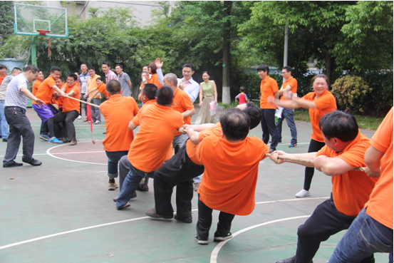 国投健宁举行 “迎五一”拔河比赛
