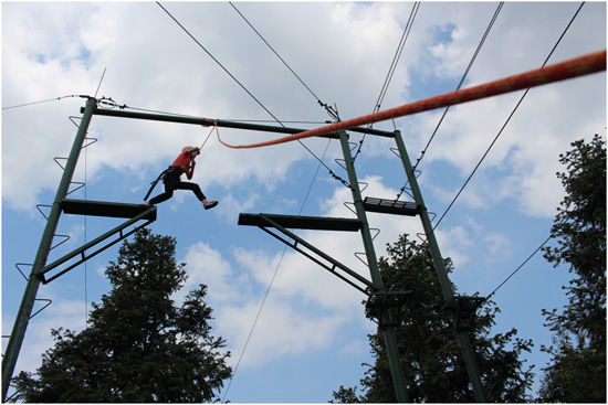 公司团委组织团员开展拓展训练