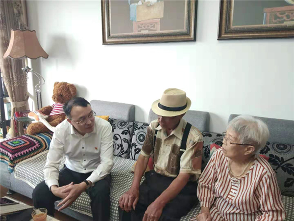 浓浓关怀暖人心---市国投集团走访慰问老党员、困难党员