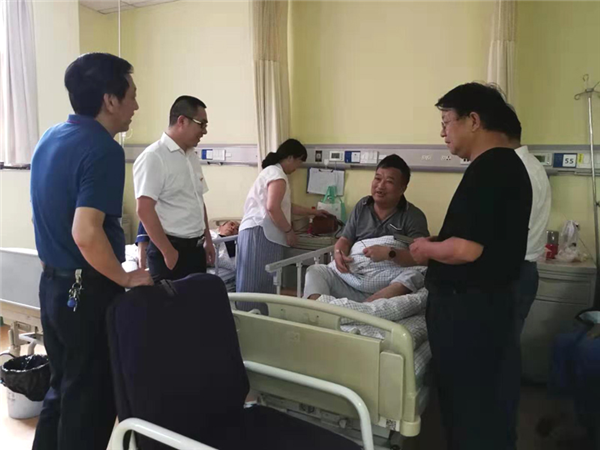 浓浓关怀暖人心---市国投集团走访慰问老党员、困难党员