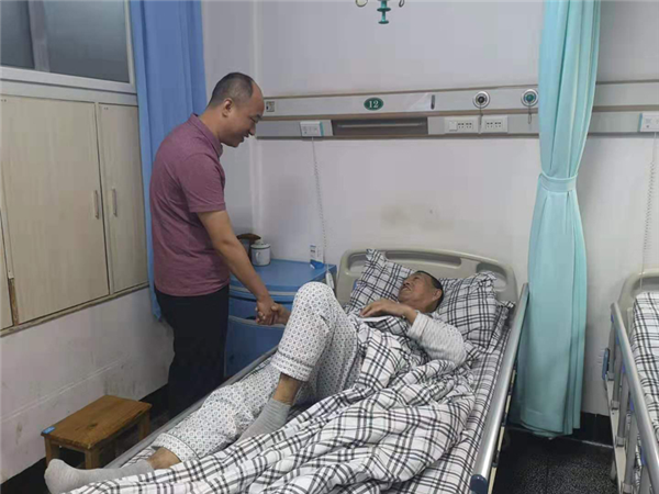 浓浓关怀暖人心---市国投集团走访慰问老党员、困难党员