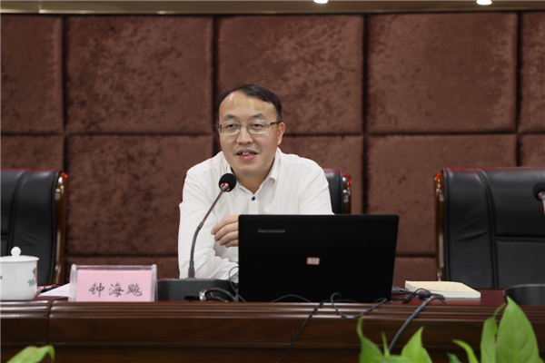 敬终如始 善作善成 争做新时代的奋斗者—钟海飚讲授主题教育专题党课