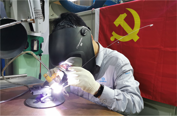 七一献礼·我与党旗合个影