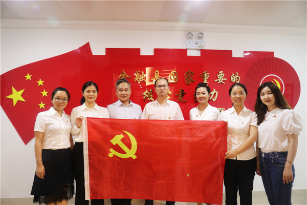 七一献礼·我与党旗合个影