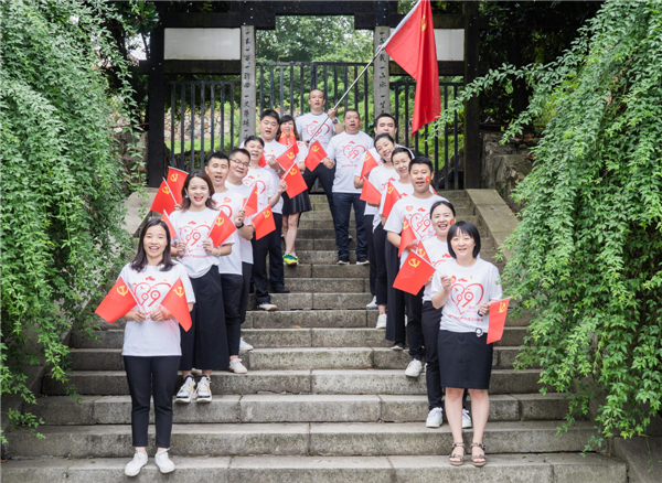 七一献礼·我与党旗合个影